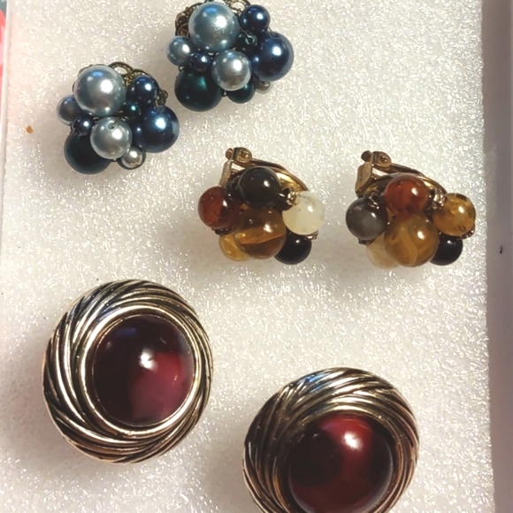 2 pr Clip-on Vintage Earrings REDUCED - Picture 16 of 16